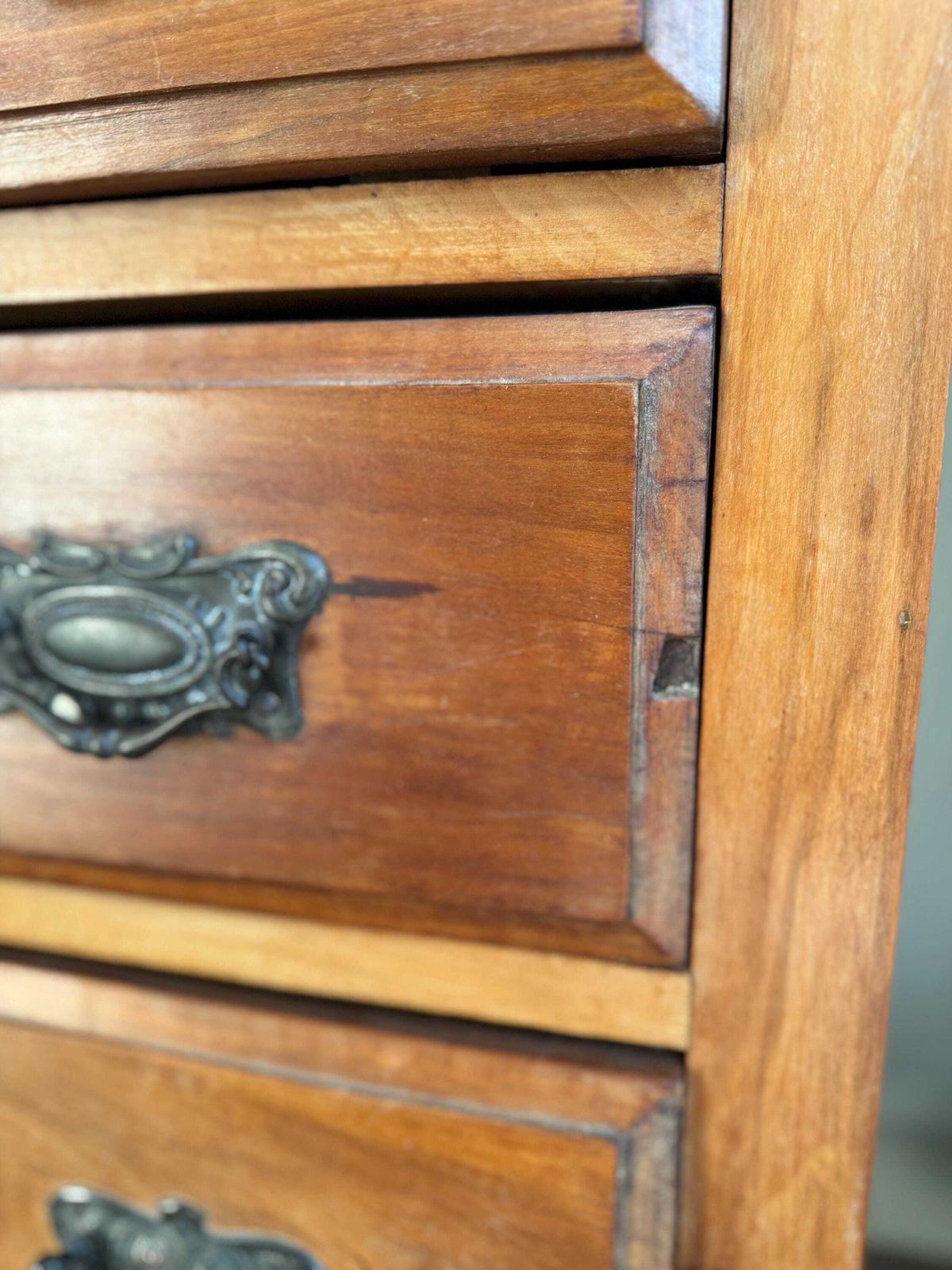 photo furniture Solid Wood Antique Vintage Chest Of Drawers With Metal Handles Three Dovetail Drawers