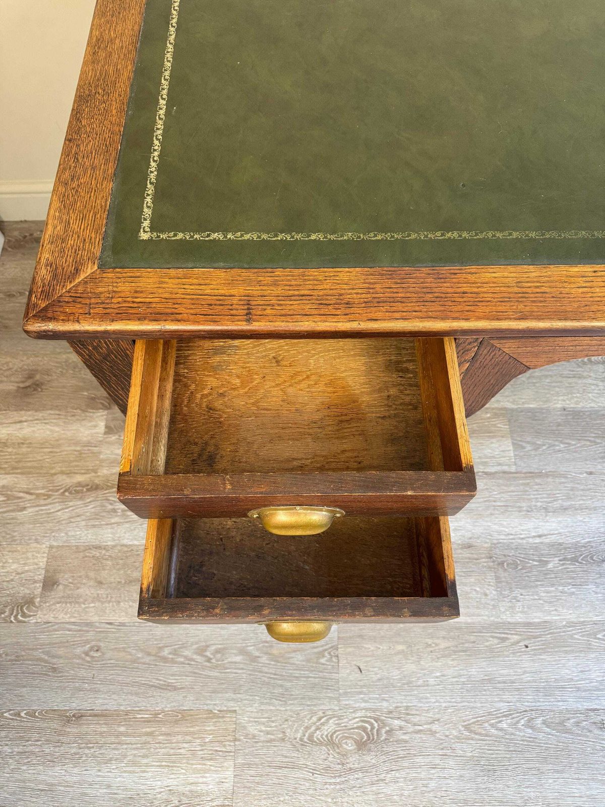 photo vintage 1936 Vintage Presidential Writing Desk – Solid Oak With Original Leather Top | Office Furniture Executive Desk