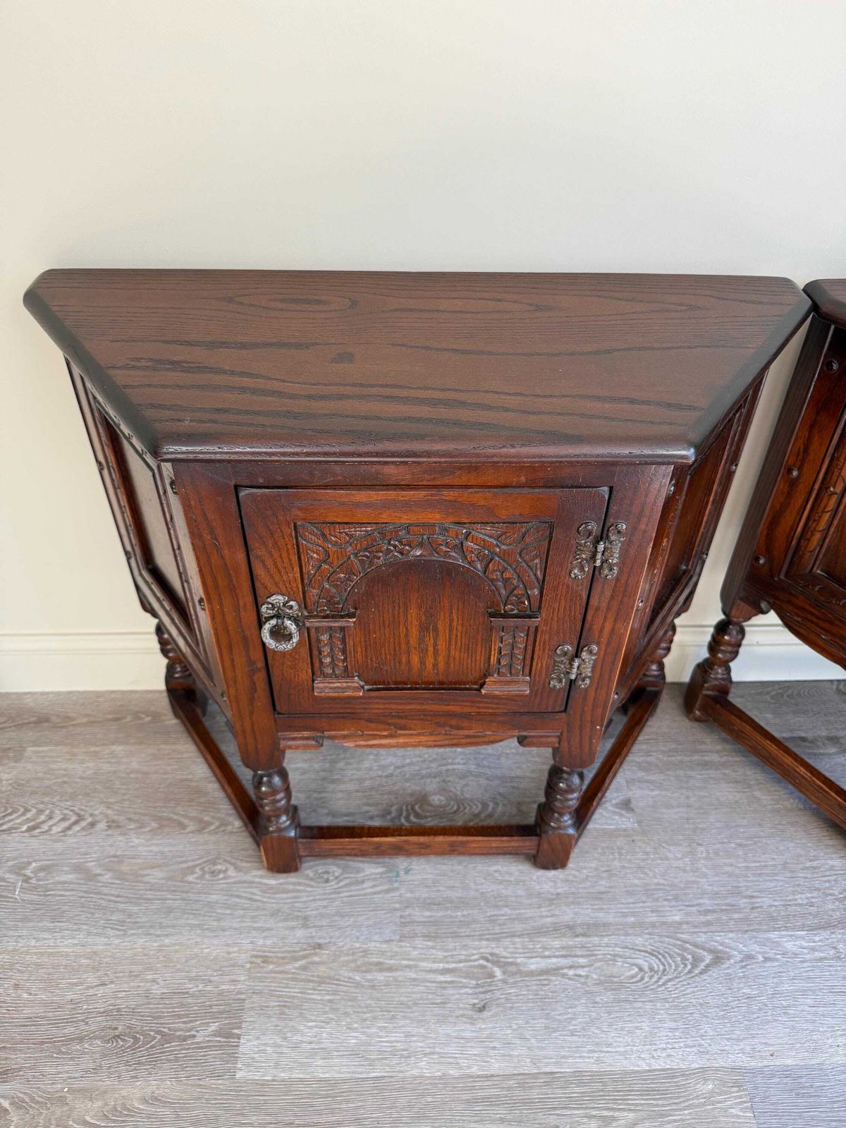 photo furniture Pair Of Old Charm Bedside Cabinet Bedroom Tables Storage Lamp Table Vintage