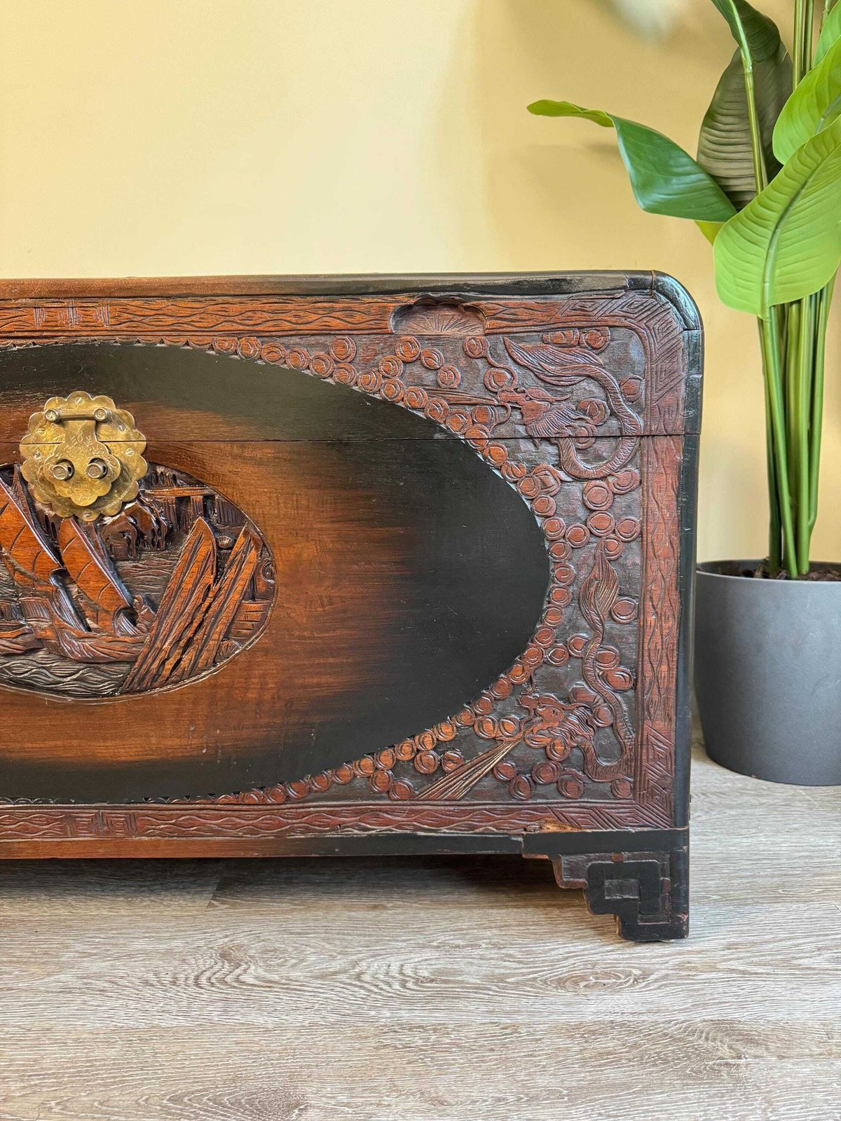 photo furniture Vintage Chinese Carved Oak Dark Wood Blanket Box Chest Coffer Camphor Chest