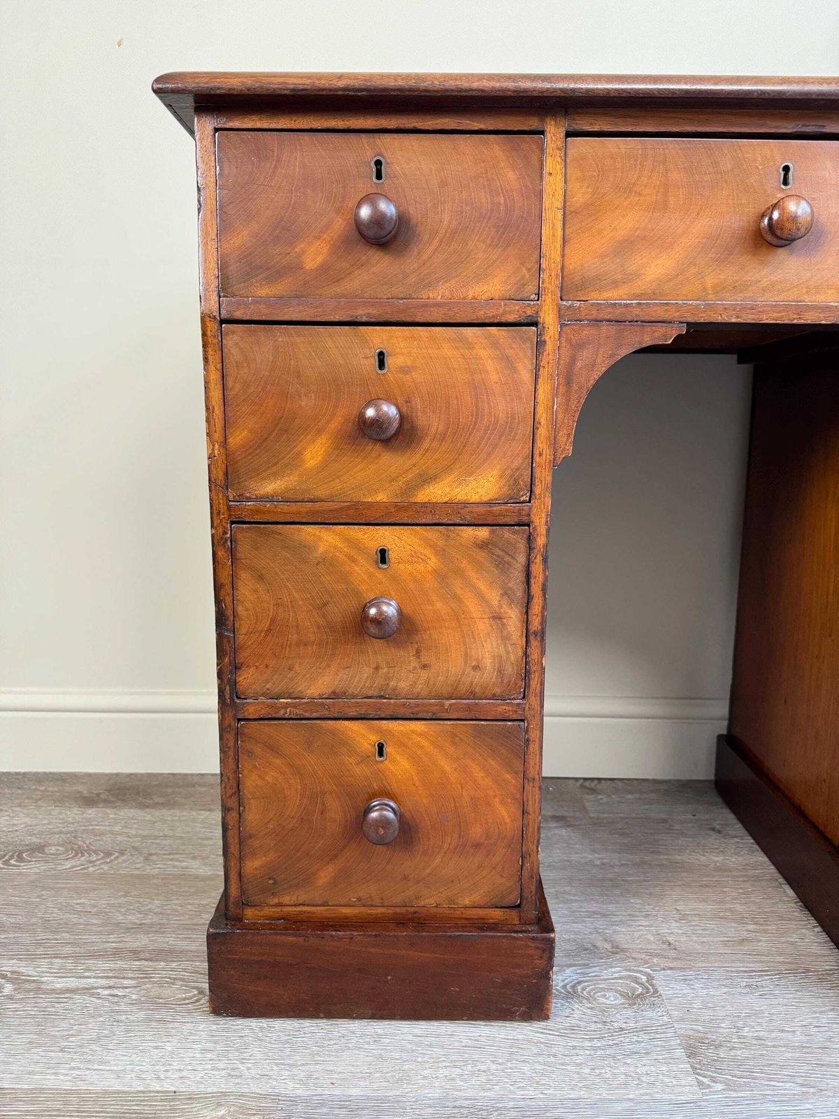 photo furniture Antique Mahogany Kneehole Desk With Leather Top   Traditional Office