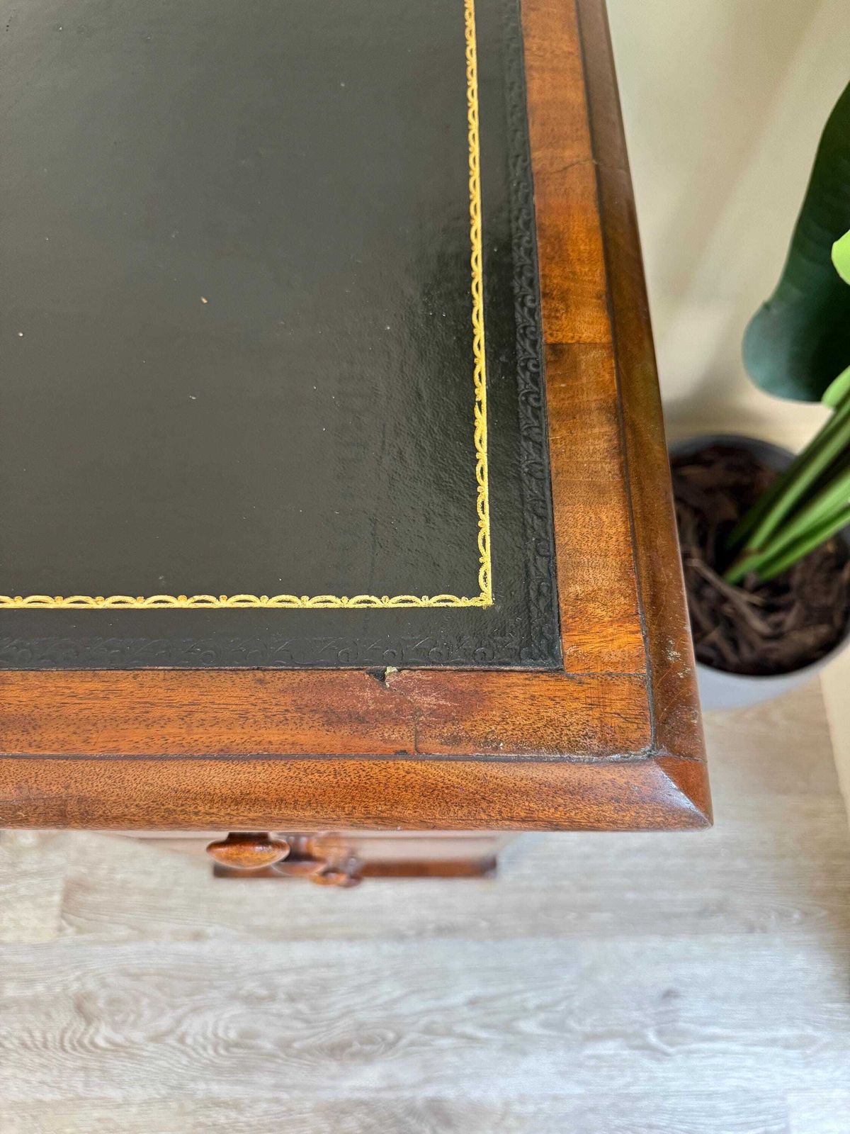 photo vinterior Antique Mahogany Kneehole Desk With Leather Top   Traditional Office