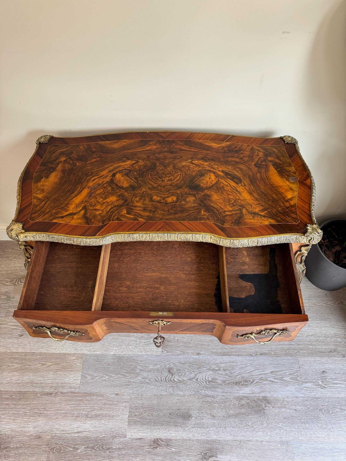 photo vintage Antique French Louis XV Style Burl Walnut Hallway Console Table Gilt