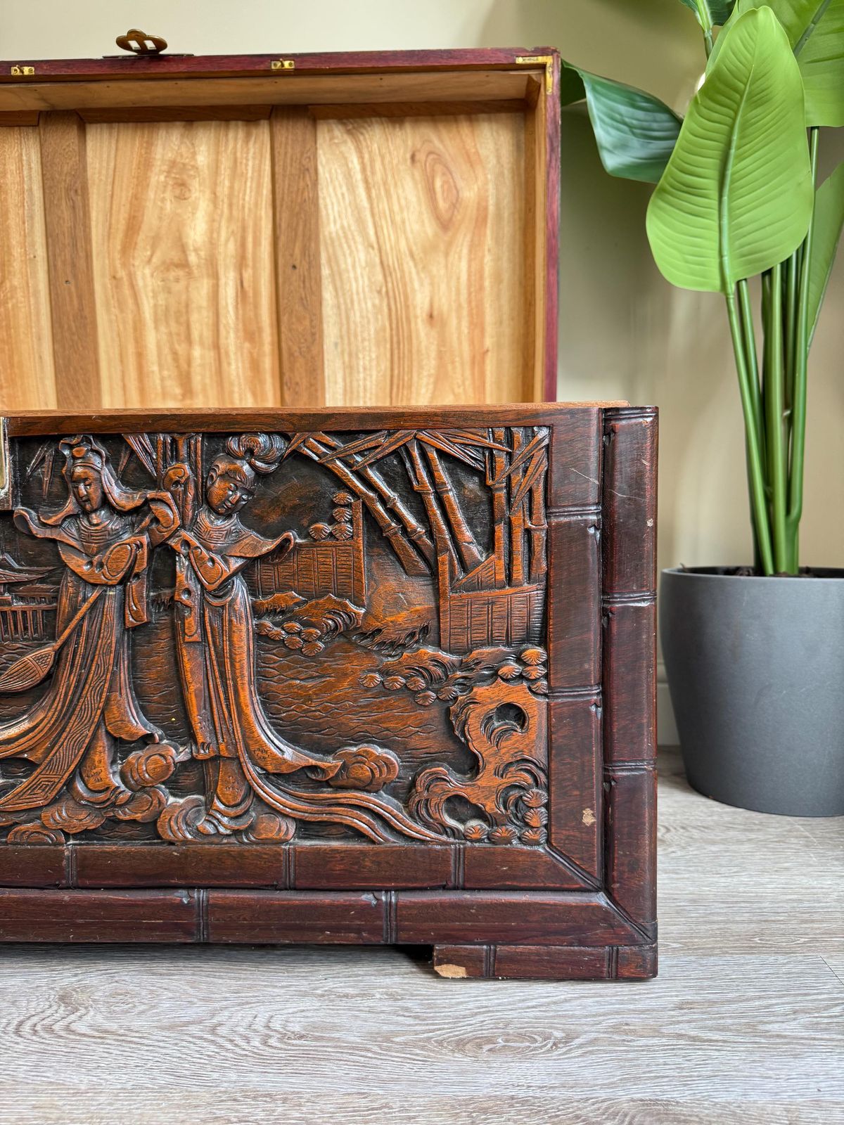 photo vinterior Vintage Chinese Carved Oak Dark Wood Blanket Box Chest Coffer Camphor Chest.