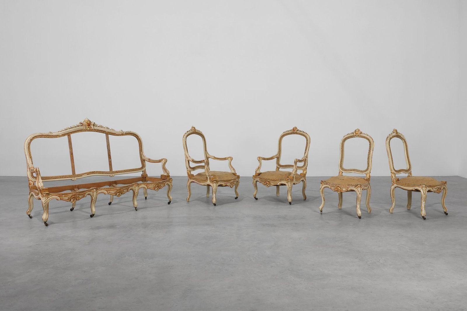 photo vinterior French Louis XV Chair In Carved Wood
