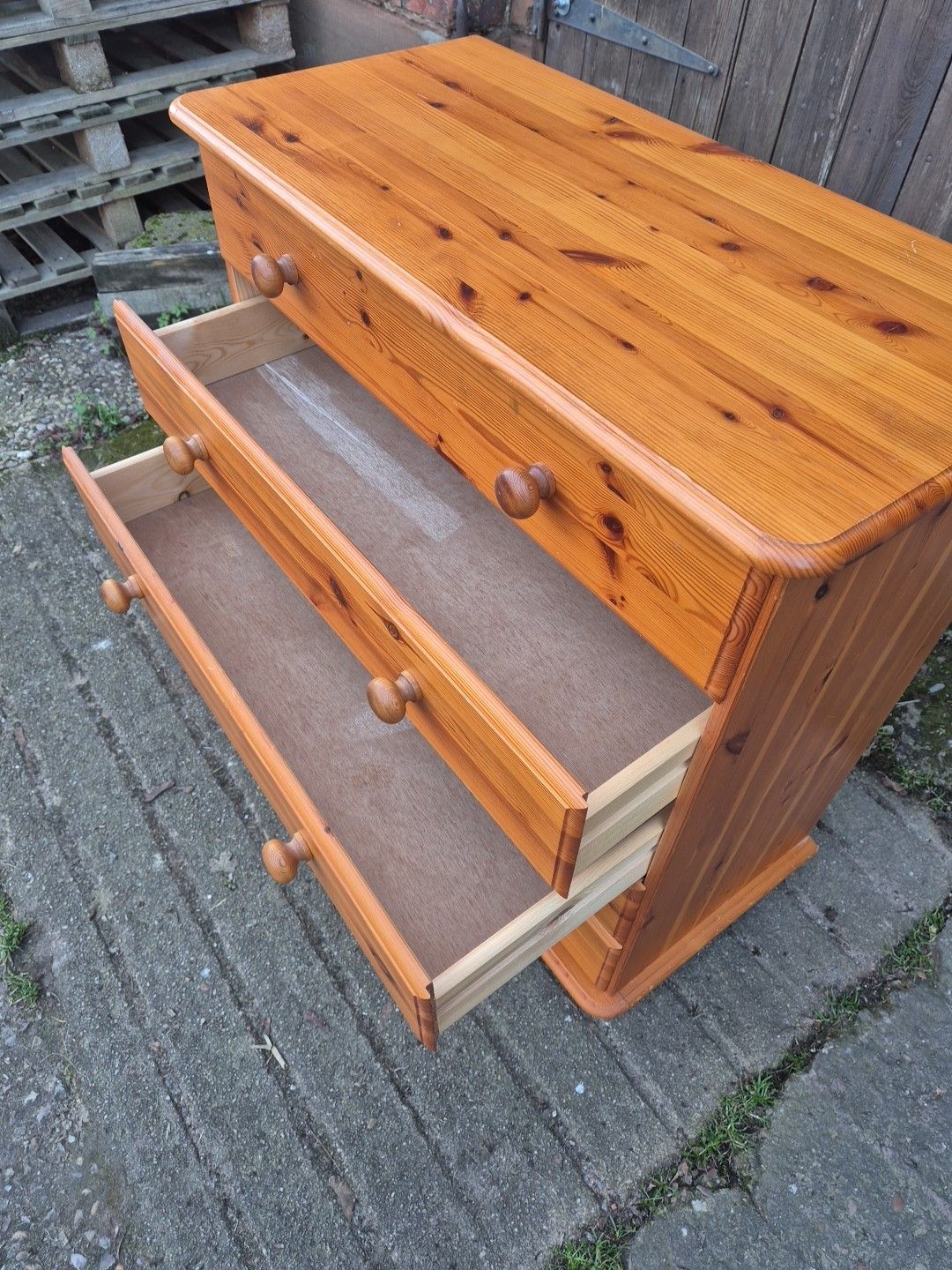 photo furniture Modern 5 Drawer Honey Pine Chest Of Drawers On Bun Feet