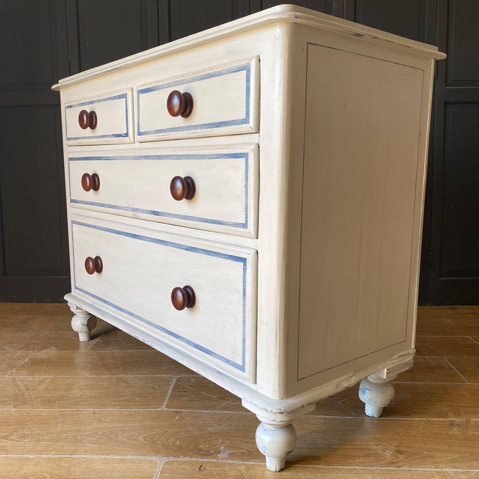 photo furniture Victorian Painted Pine Chest Of Drawers