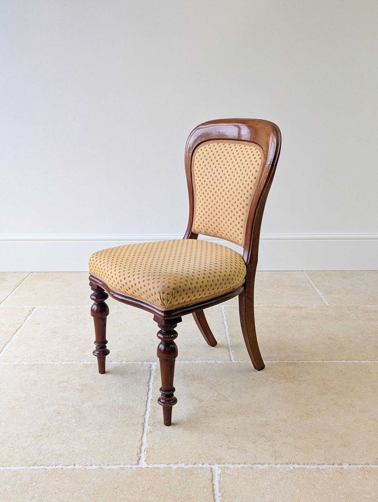 photo vinterior Pair Of Antique Victorian Walnut Side Chairs C.1860