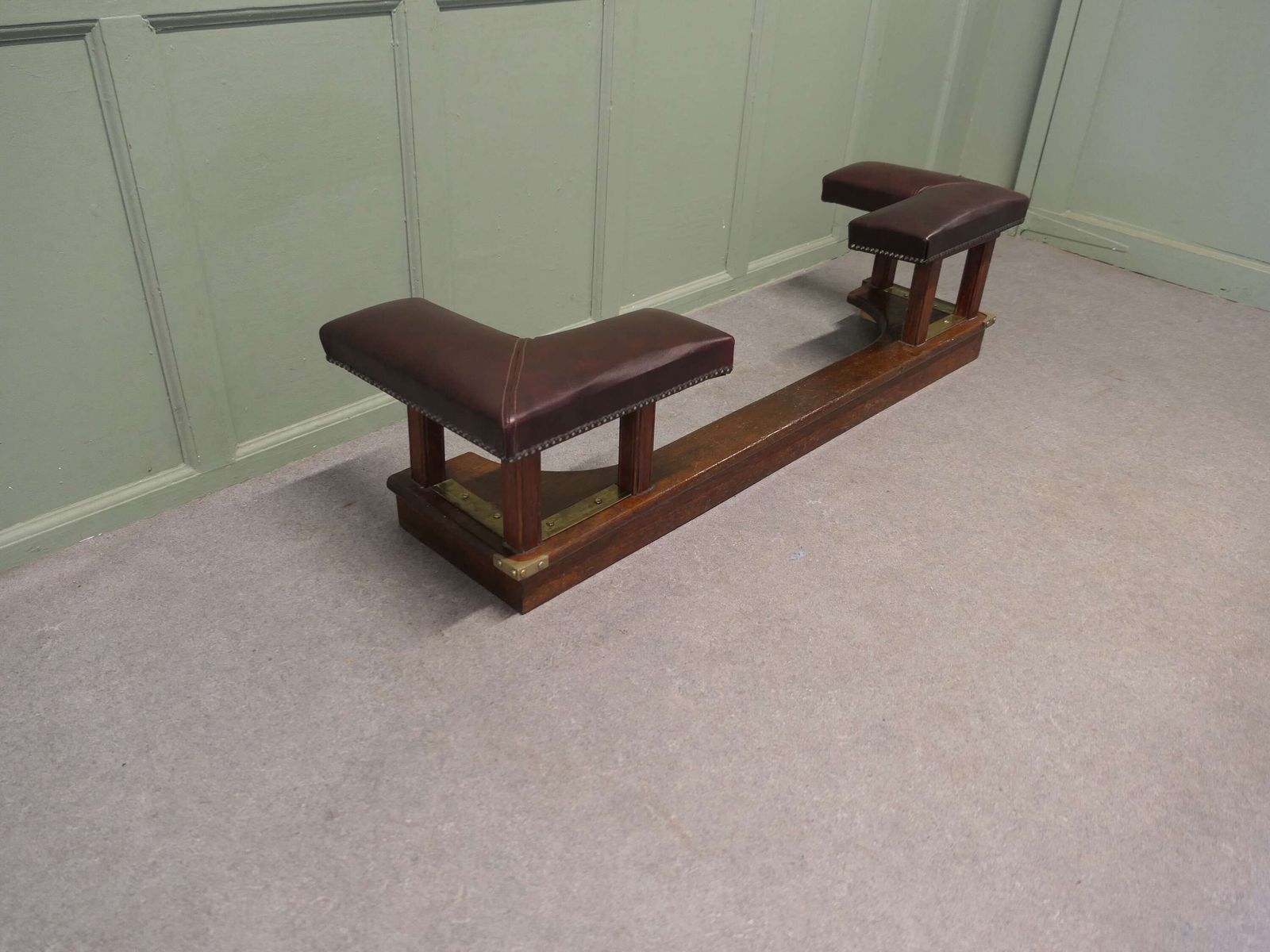 Arts And Crafts Oak And Leather Club Fender, Inglenook Fireside Seat. photo 1800.0