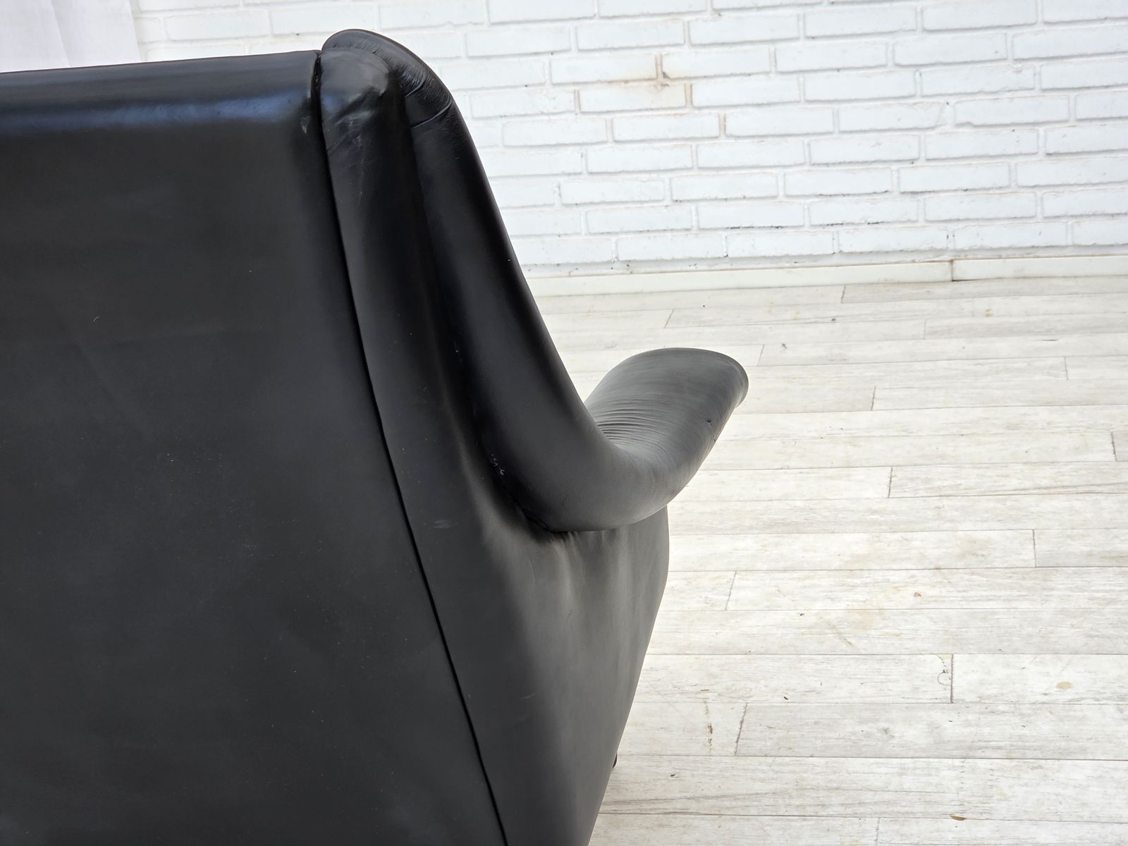 photo vinterior Ca. Jaren 1960, Deense Fauteuil Met Hoge Rug Van Aage Christensen, Meubelsleder.