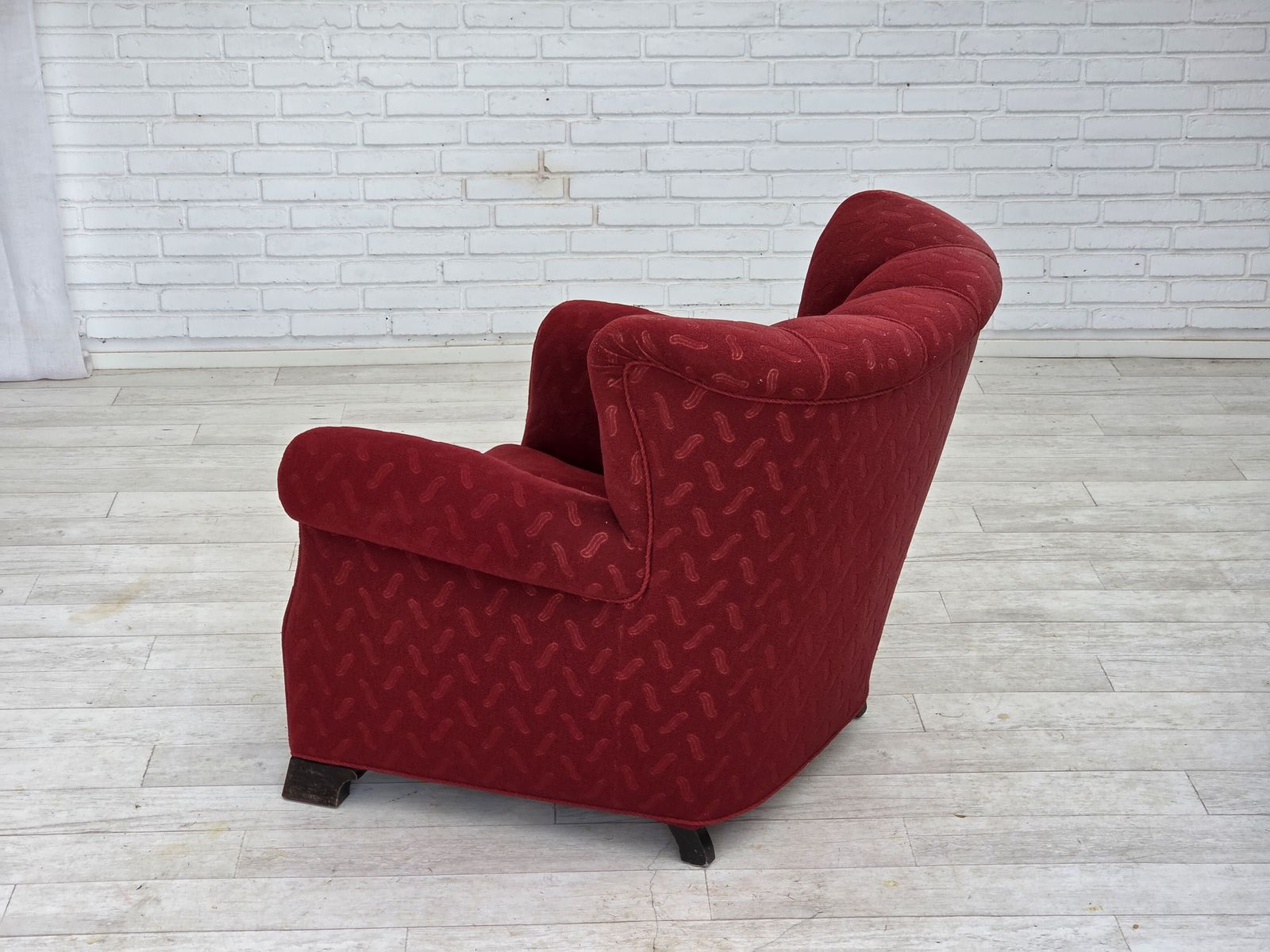 photo vinterior Ca. Jaren 1950, Deense Relaxfauteuil, Rood Meubelwol, Eikenhout.