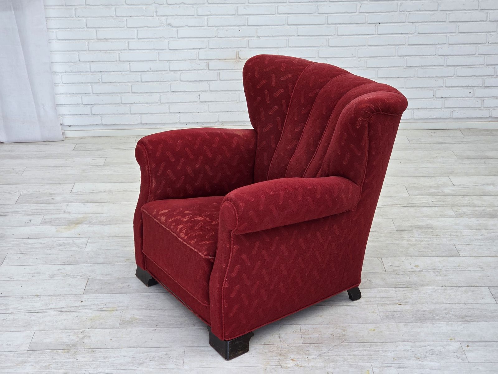photo vintage 1950s, Danish Relax Armchair, Red Furniture Wool, Oak Wood.