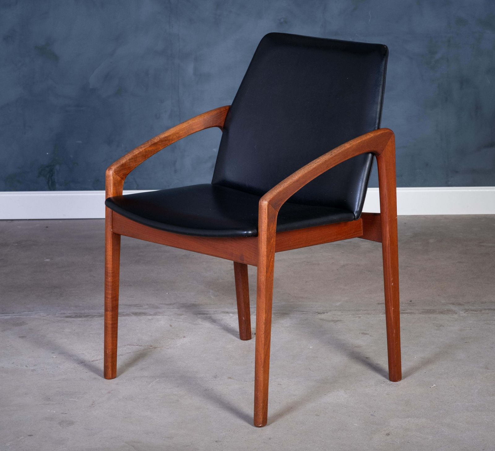 Deens Fauteuil Model 23 In Teakhout En Zwart Leer Van Henning Kjærnulf, Jaren 1960 photo furniture