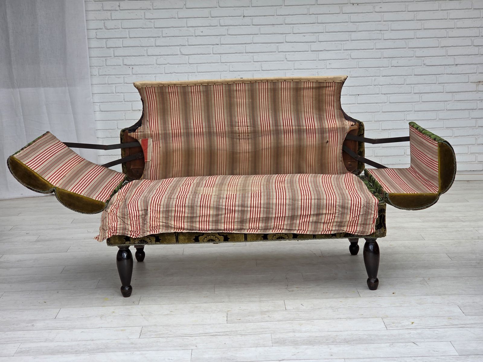 photo vinterior 1930s, Danish 2 Seater Drop Arm Daybed/Sofa, Green Furniture Velour.