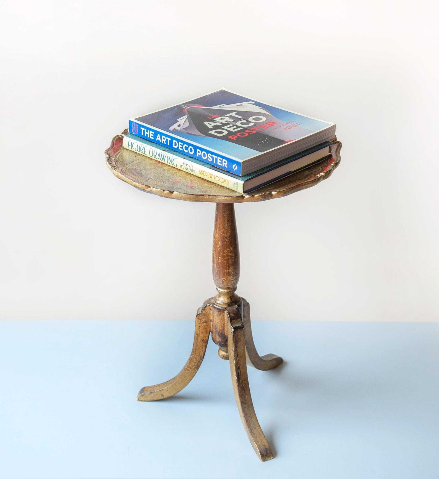 Vintage Italiaans Florentijns Bijzettafeltje Op Voetstuk – Rond Verguld Houten Tafeltje Met Geschulpte Rand photo for sale