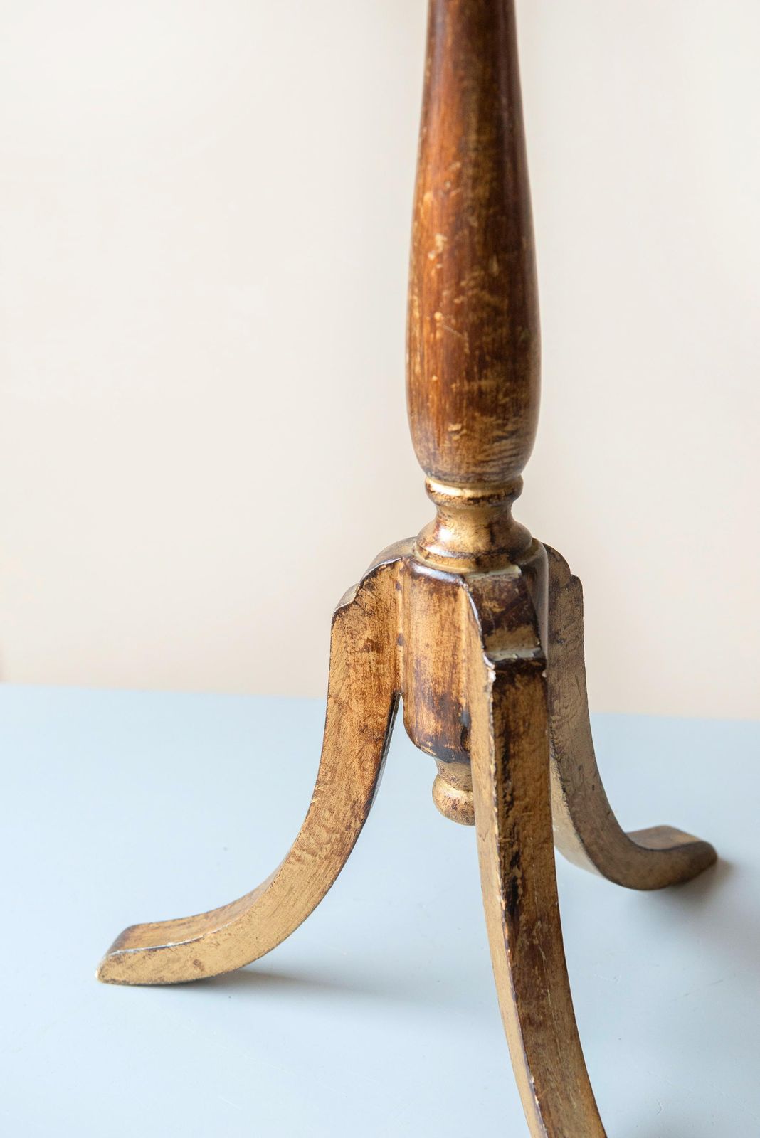 Vintage Italiaans Florentijns Bijzettafeltje Op Voetstuk – Rond Verguld Houten Tafeltje Met Geschulpte Rand photo 378.0