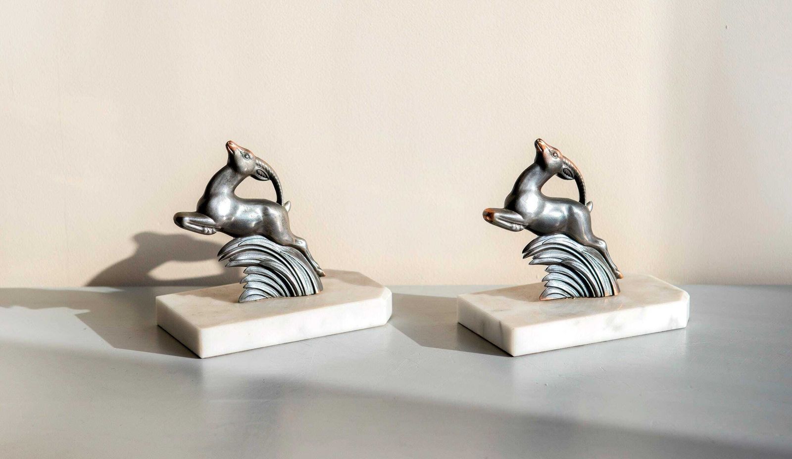Franse Art Deco Gazelleboekensteun Op Marmeren Voet – Antiek Stel Antiloopboekensteuns photo furniture