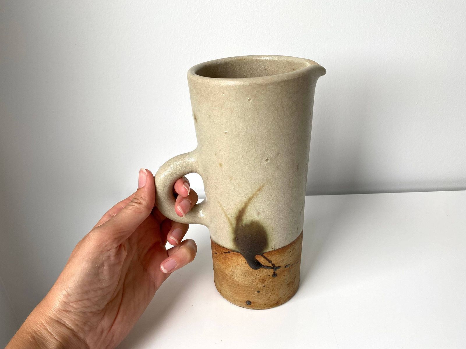 photo furniture Geëmailleerde stoneware kan van de Poterie De La Colombe, Frans keramiek van Madeleine Brault, vintage aardewerk uit de jaren 1950