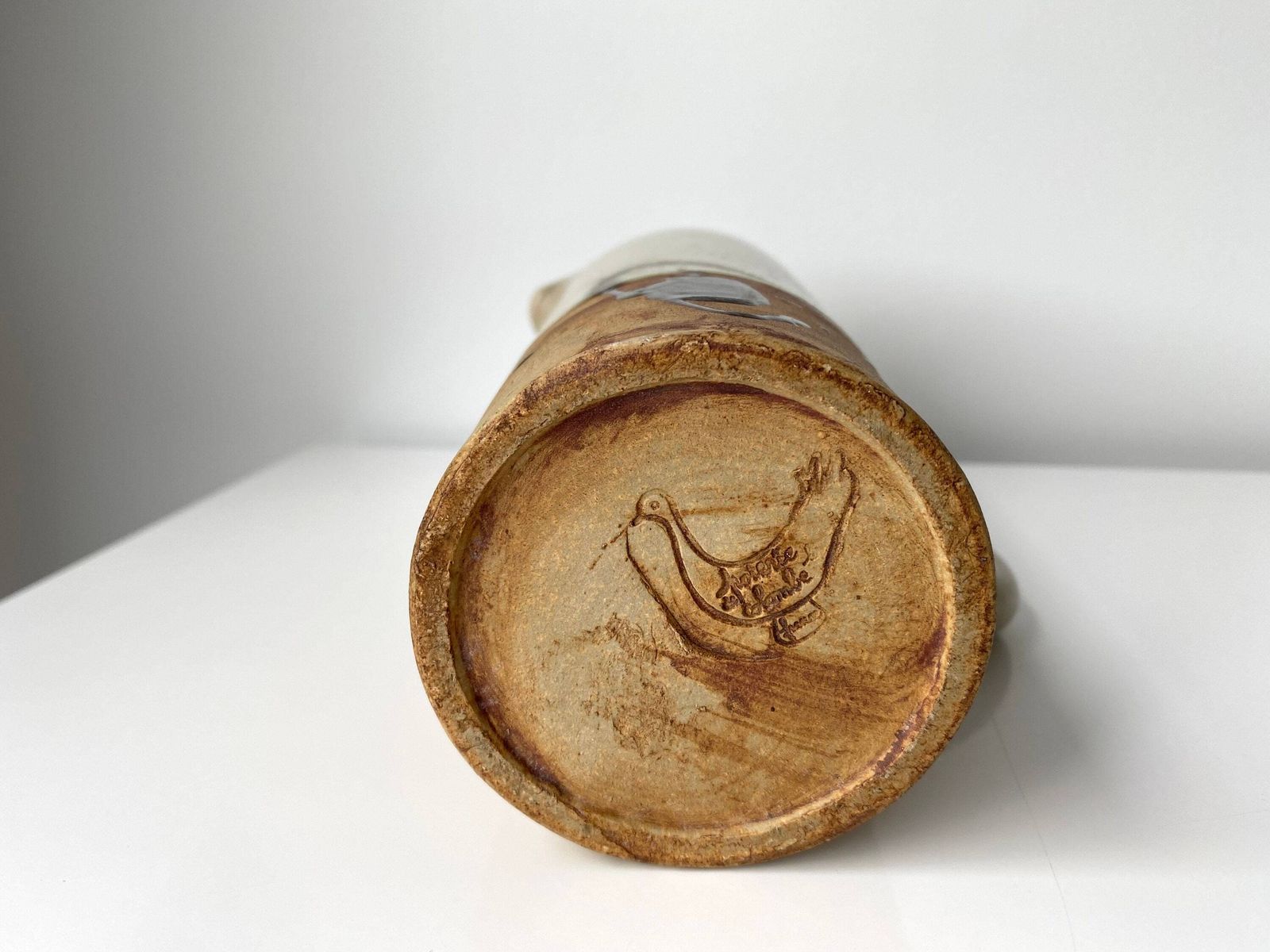 photo for sale Geëmailleerde stoneware kan van de Poterie De La Colombe, Frans keramiek van Madeleine Brault, vintage aardewerk uit de jaren 1950