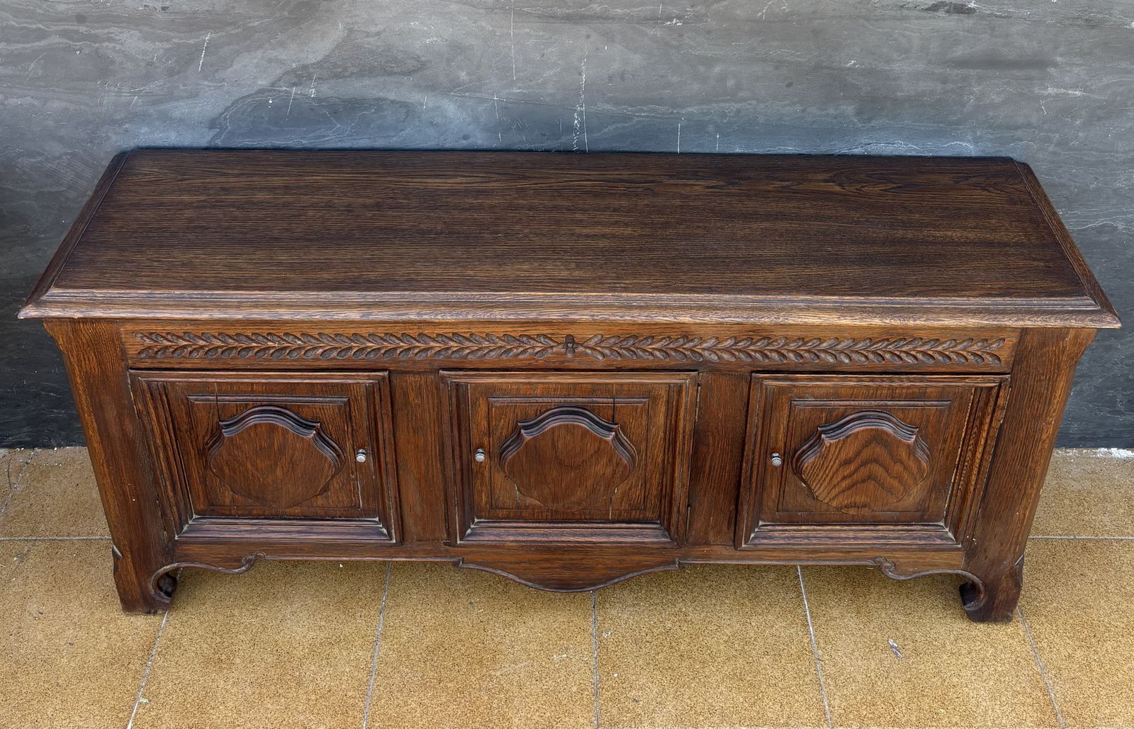 Spaans Renaissance Revival eiken dressoir met drie deuren, 1930 photo vinterior