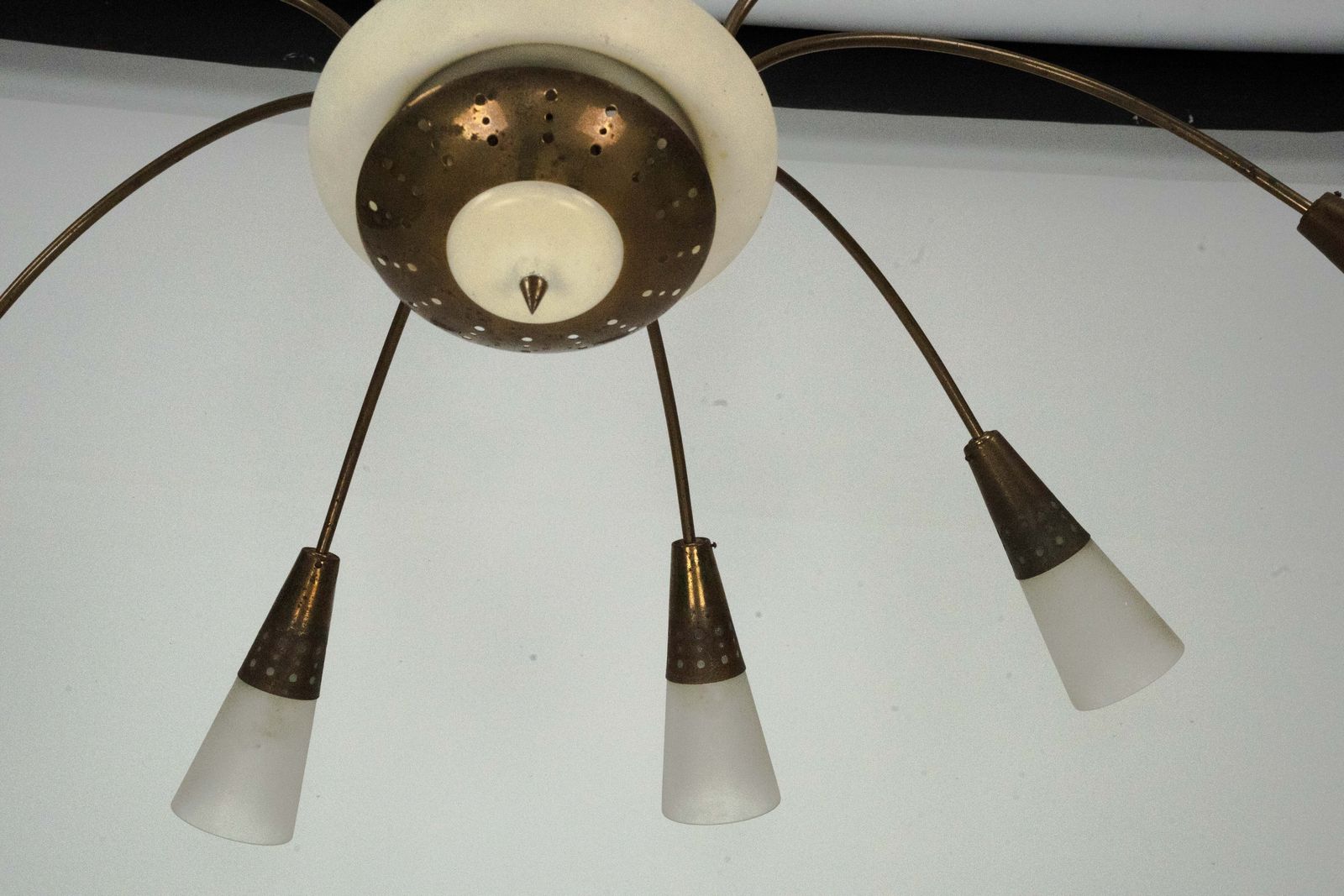 photo vintage Large Italian Mid Century Sputnik Brass Chandelier With Satin Glass, 1950s