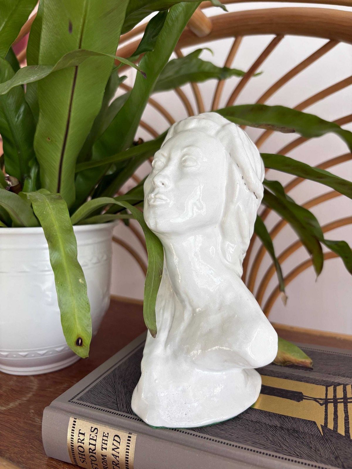 photo vintage Vintage White Cast Plater Female Bust Sculpture, Modern Woman Head Statue, Medium Size Woman Figurine.