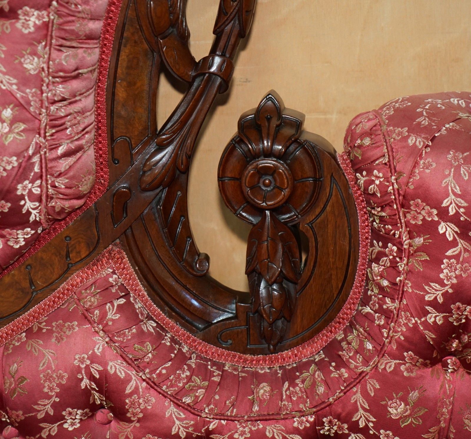 photo vinterior Antique Victorian Flamed Mahogany Lion Carved Sofa Or Settee Part Of A Suite