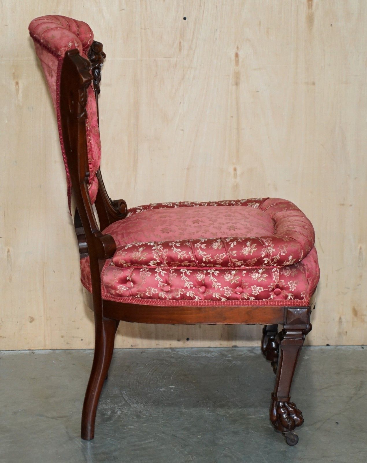 photo vinterior Four Antique Victorian Flamed Mahogany Lion Carved Dining Chairs Part Of A Suite