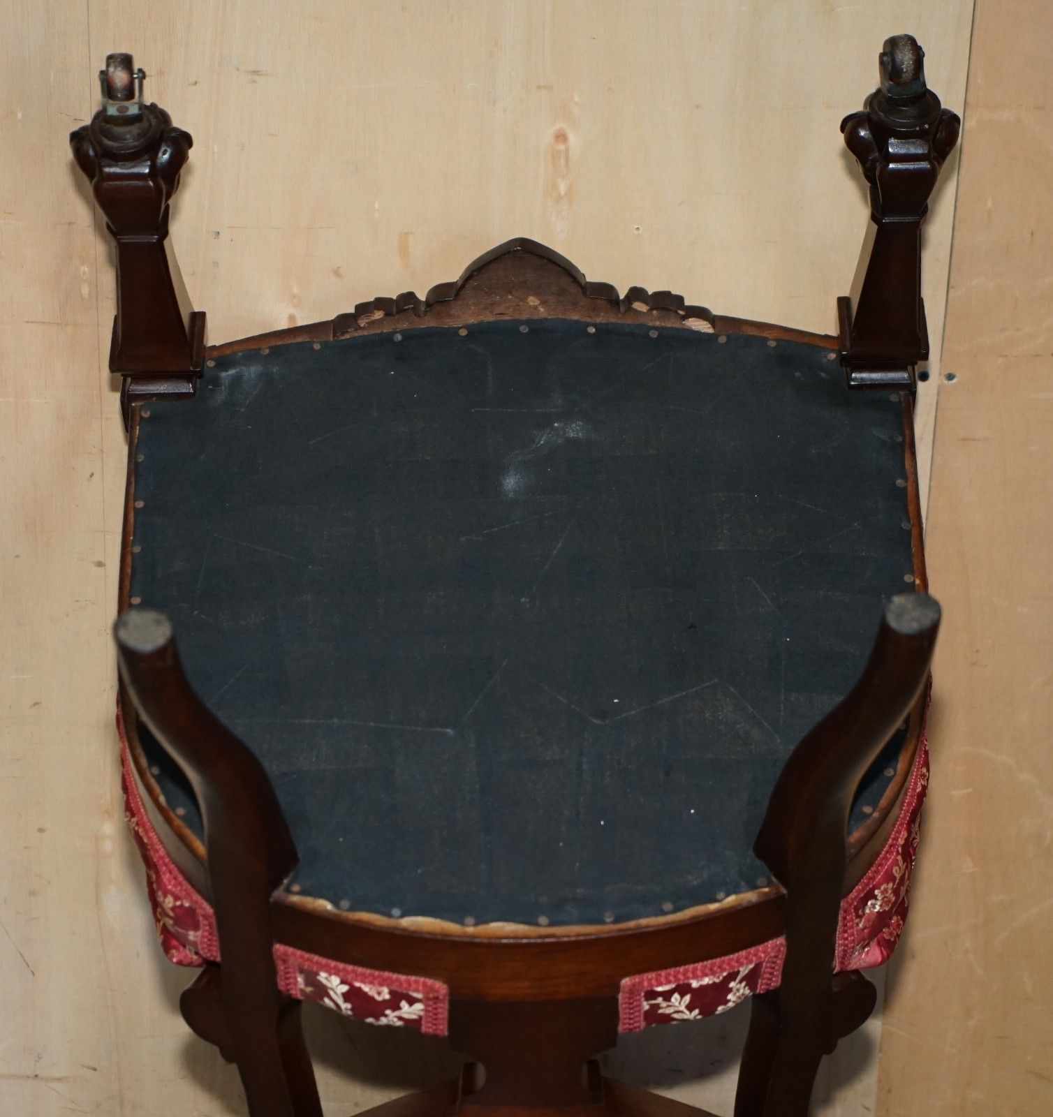 photo vintage Four Antique Victorian Flamed Mahogany Lion Carved Dining Chairs Part Of A Suite