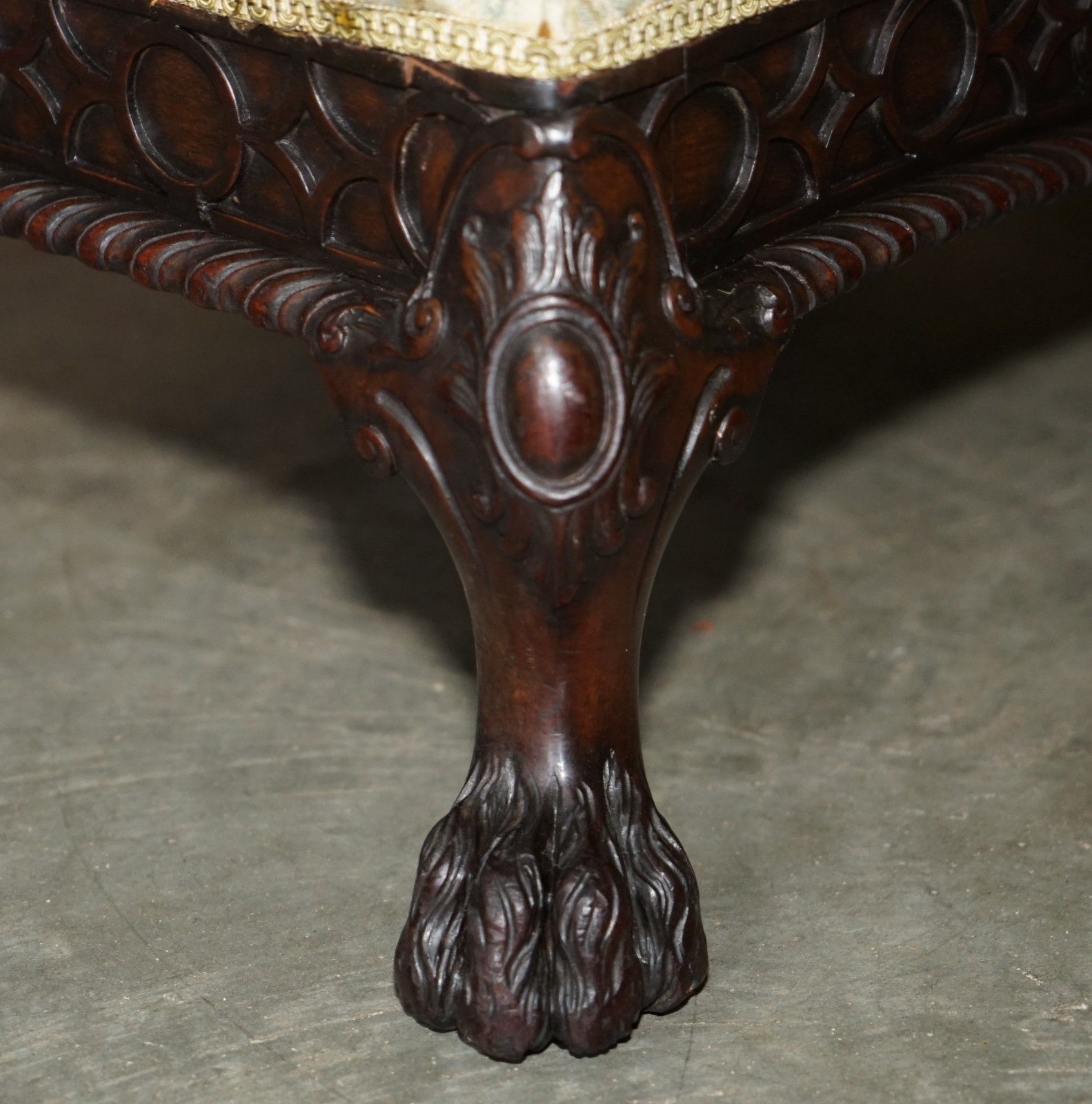 photo furniture Exquisite Antique Victorian Lion's Hairy Paw Feet Show Framed Mahogany Armchair