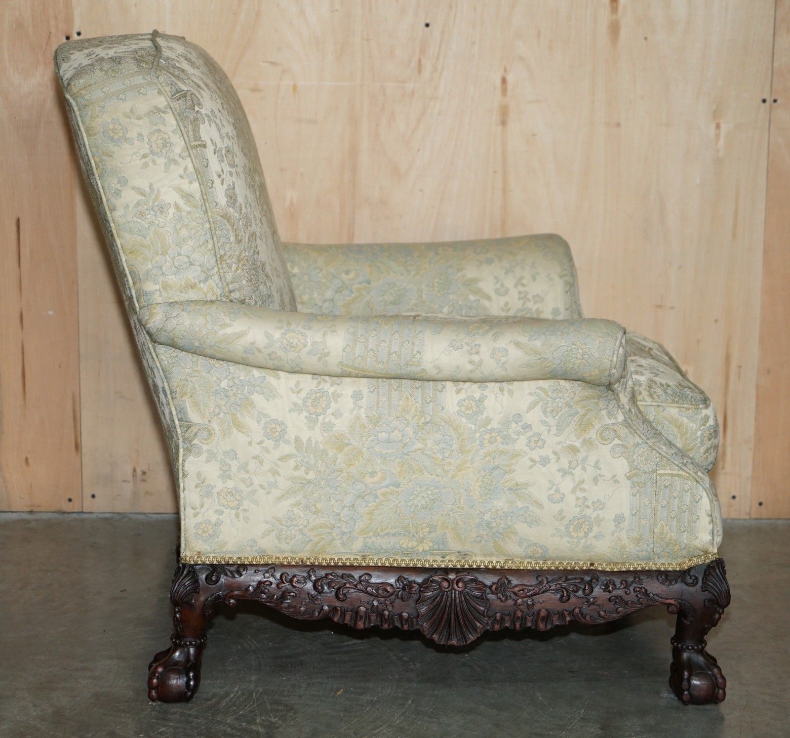 photo vinterior Sublime Antique Victorian Carved Claw & Ball Feet Show Framed Mahogany Armchair