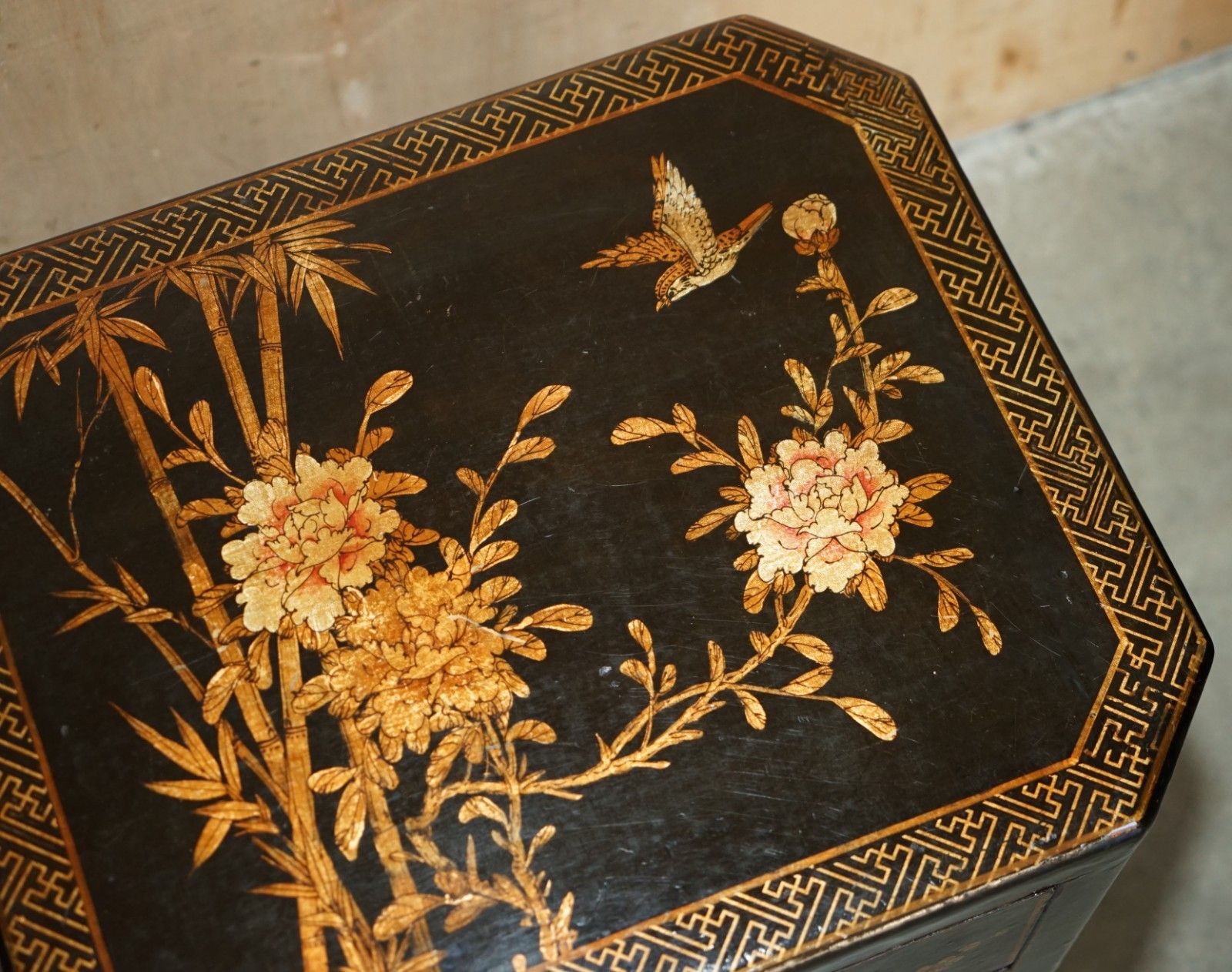 photo furniture Pair Of Antique Cir 1920 Chinese Chinoiserie Lacquered & Gilt Nightstand Tables