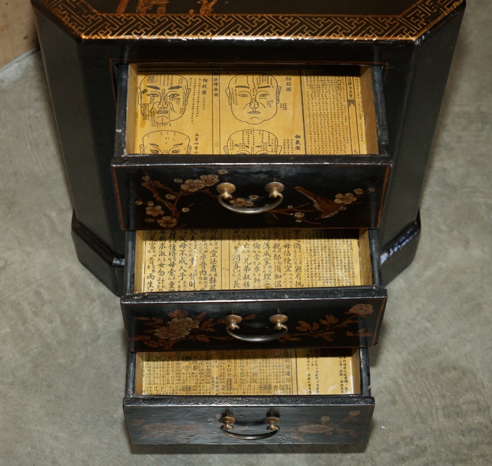 photo vintage Pair Of Antique Cir 1920 Chinese Chinoiserie Lacquered & Gilt Nightstand Tables