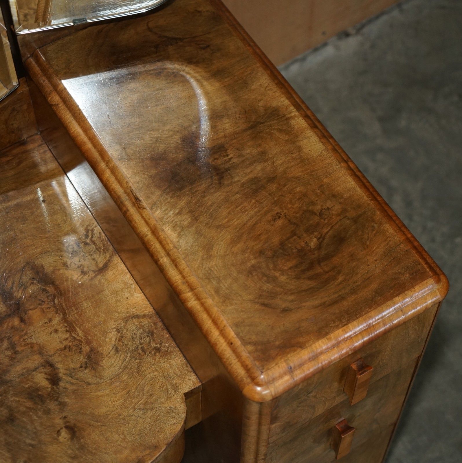 photo vinterior Lovely Art Deco Circa 1930's Satin Walnut Dressing Table + Mirror Part Of Suite