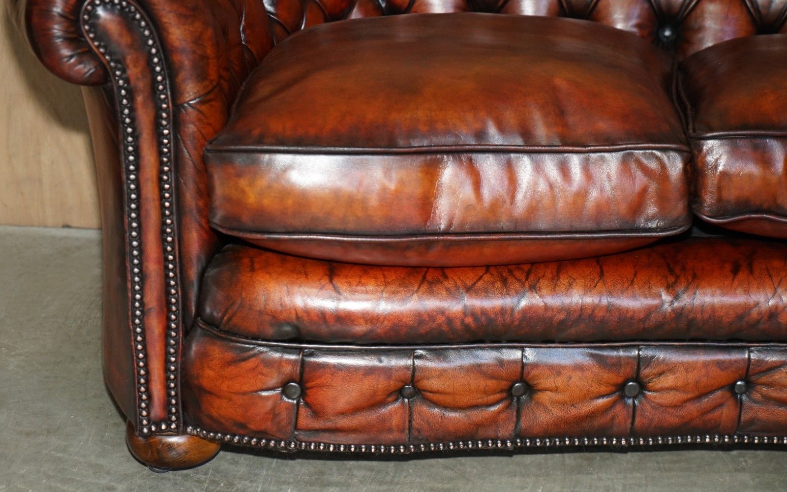 photo vintage Vintage Hand Dyed Fully Restored Whisky Brown Leather Curved Chesterfield Sofa