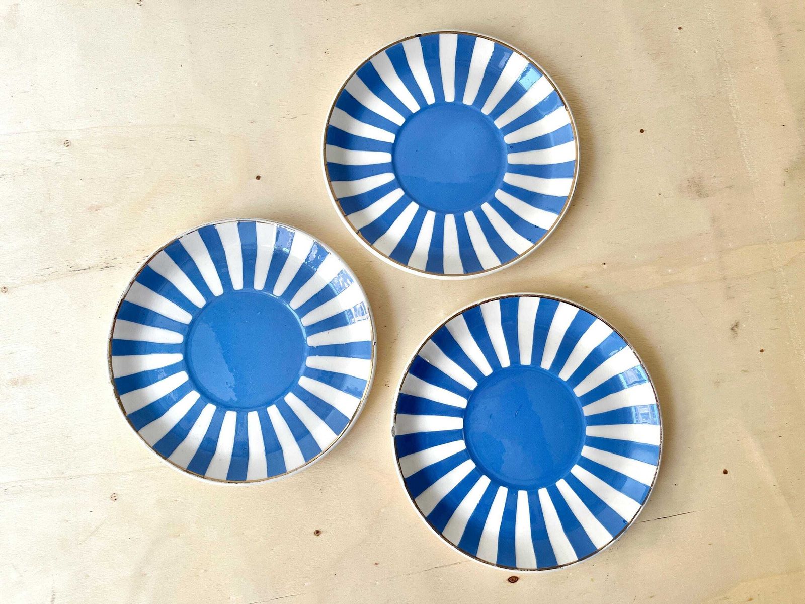 photo vintage French Art Deco Set Of 3 Teacups And Saucers, Fox Trott Sarreguemines France 1930s, Antique Blue Stripes Earthenware Tableware