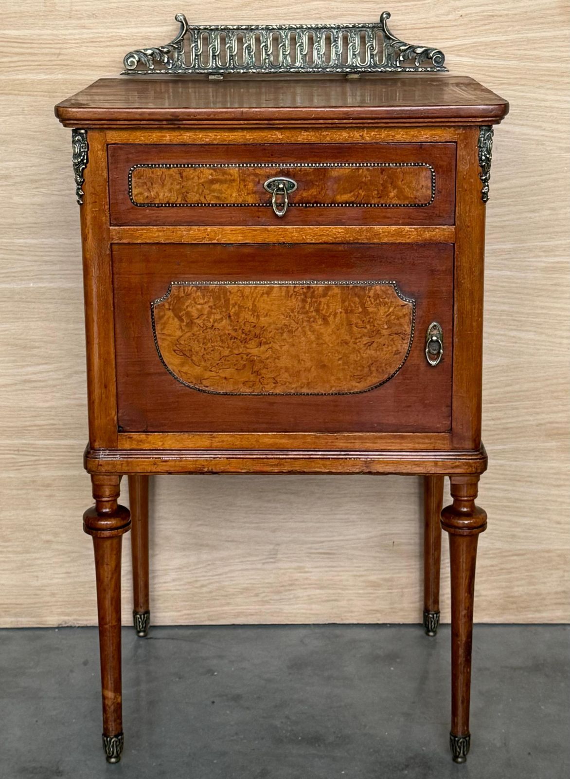 Paire de tables de chevet françaises en acajou, tiroir, porte et crête en bronze photo furniture