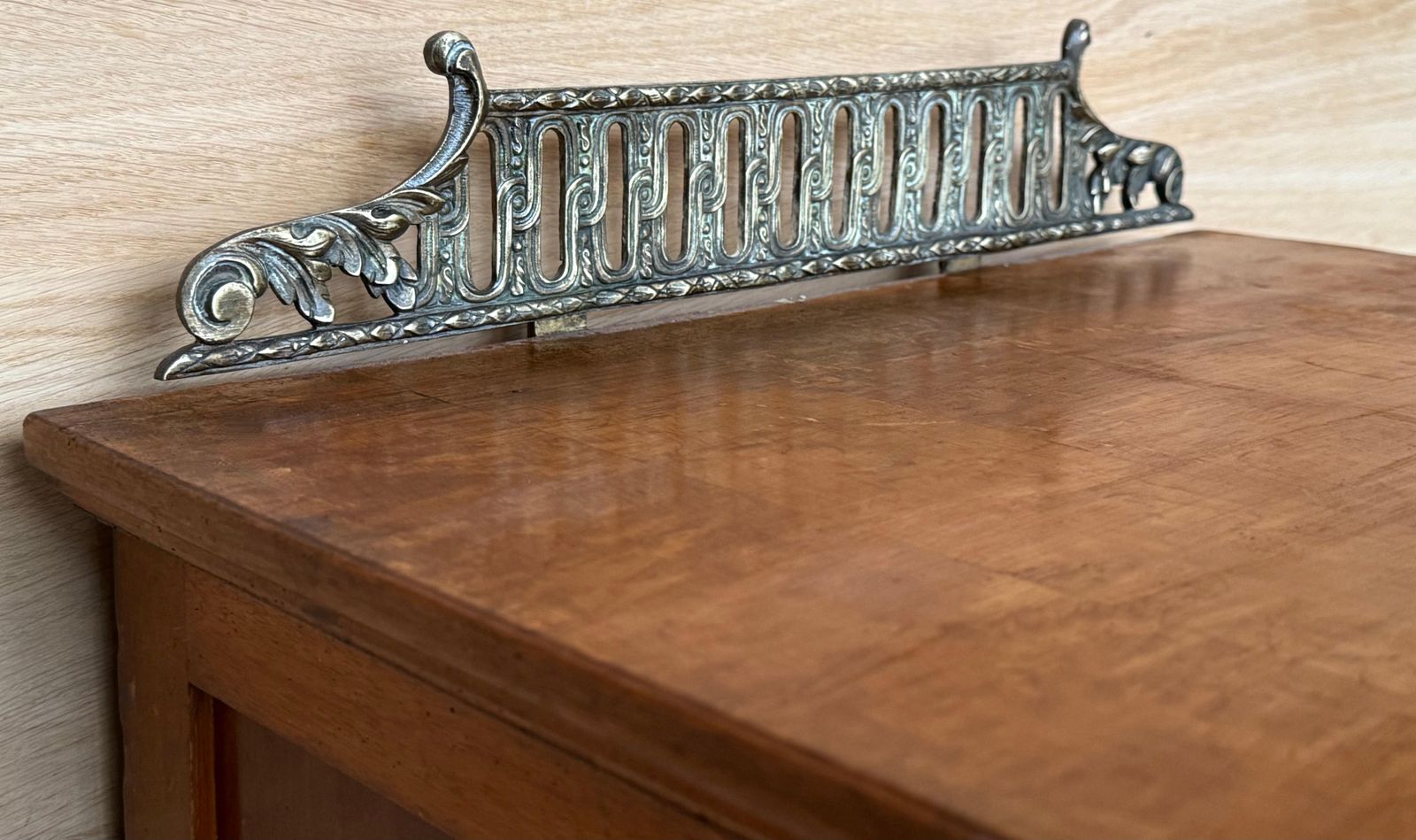 Paire de tables de chevet françaises en acajou, tiroir, porte et crête en bronze photo vintage