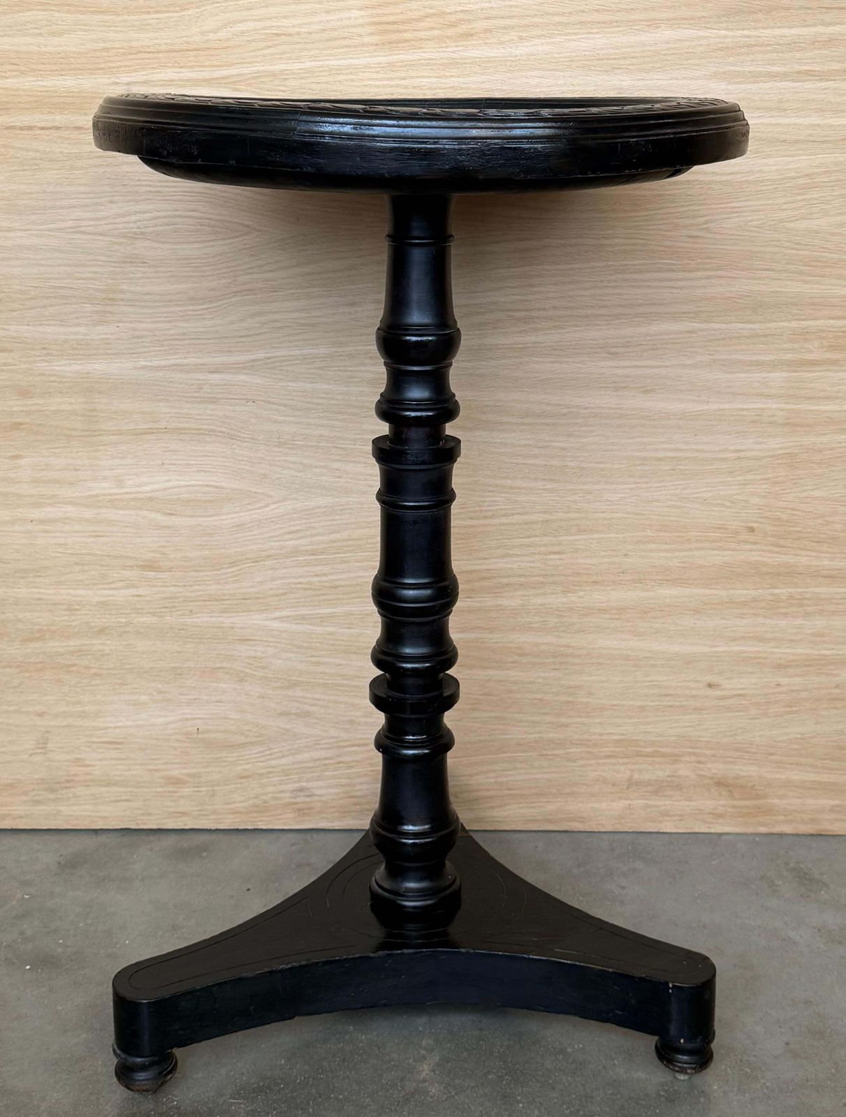 Table ronde début du XXe siècle à pied central en noyer ébénisé noir, plateau en marbre rose photo furniture