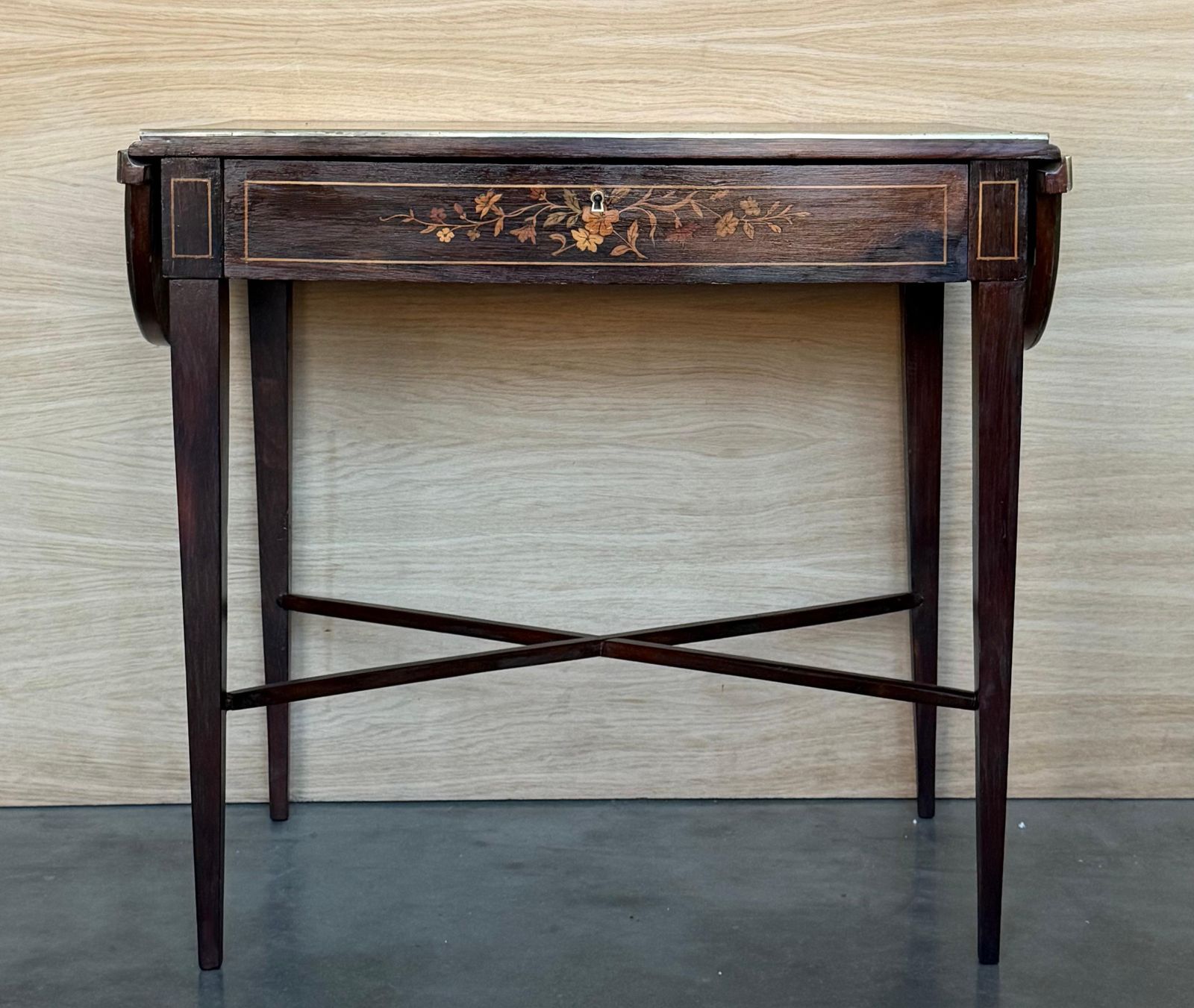 Bureau à abattants en noyer avec marqueterie, style classique italien photo furniture