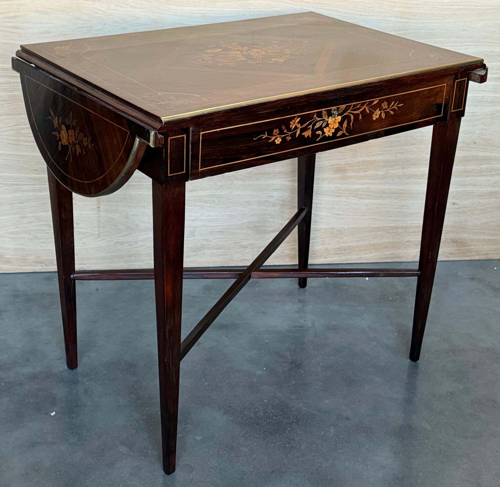 Bureau à abattants en noyer avec marqueterie, style classique italien photo vinterior