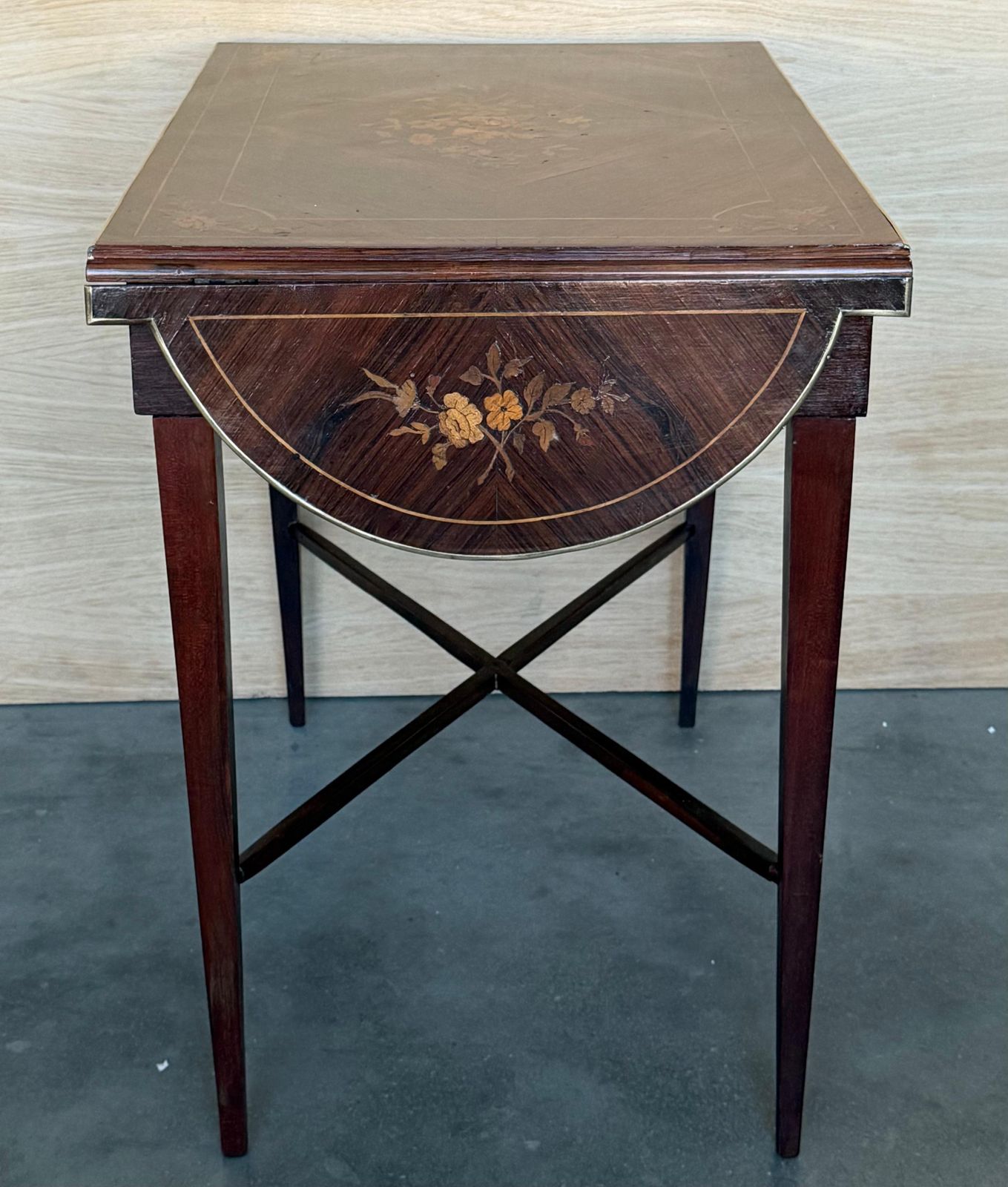 Bureau à abattants en noyer avec marqueterie, style classique italien photo buy