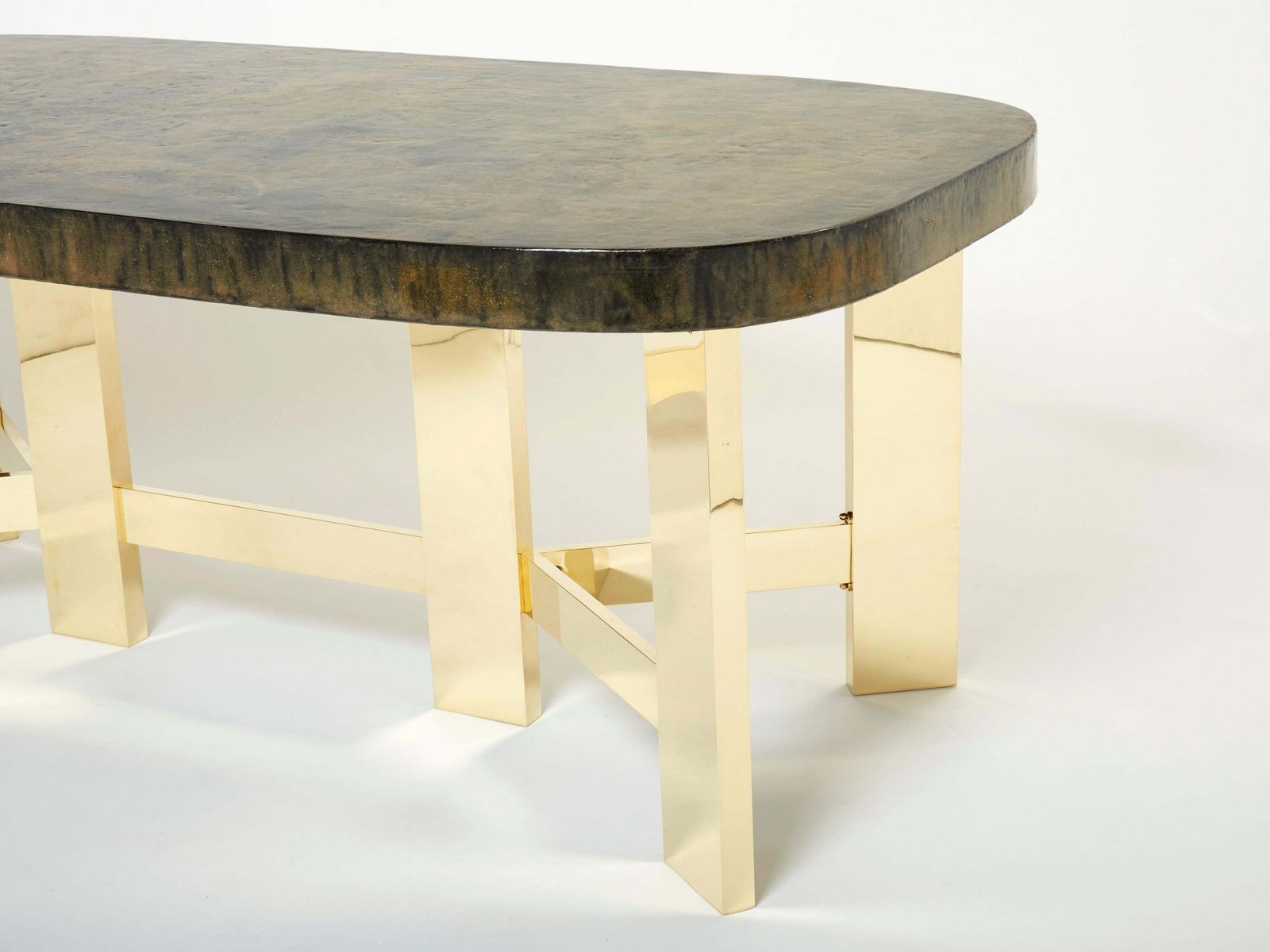 photo for sale Table à manger brutaliste belge en résine et laiton, 1970