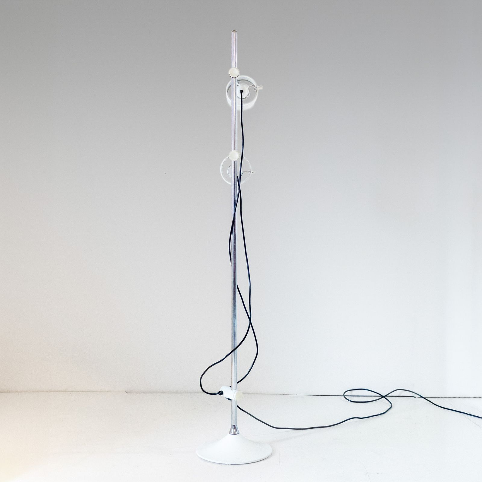 Mid Century Modern White Metal Floor Lamp By Elio Martinelli, 1970s photo vintage