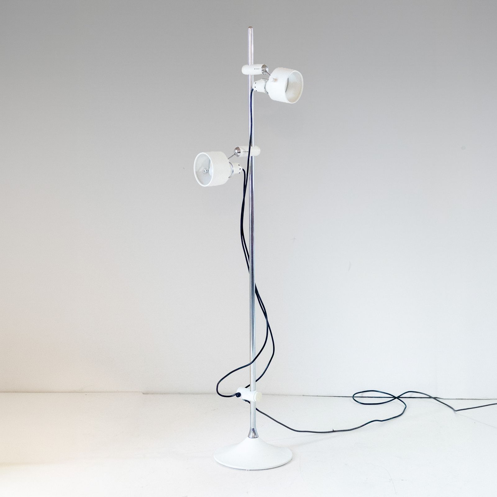 Mid Century Modern White Metal Floor Lamp By Elio Martinelli, 1970s