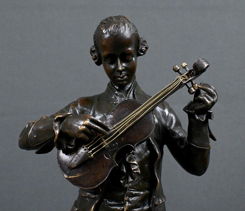 Bronze Sculpture "Mozart Tuning His Violin" – 20th Century photo vinterior