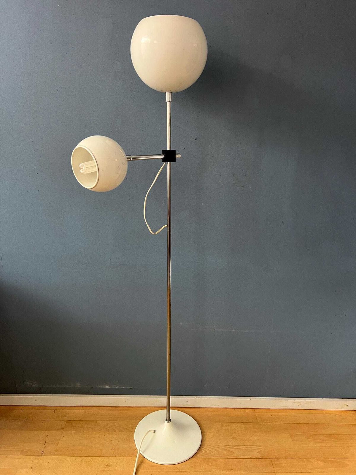 White Mid Century Space Age Eyeball Floor Lamp photo vinterior