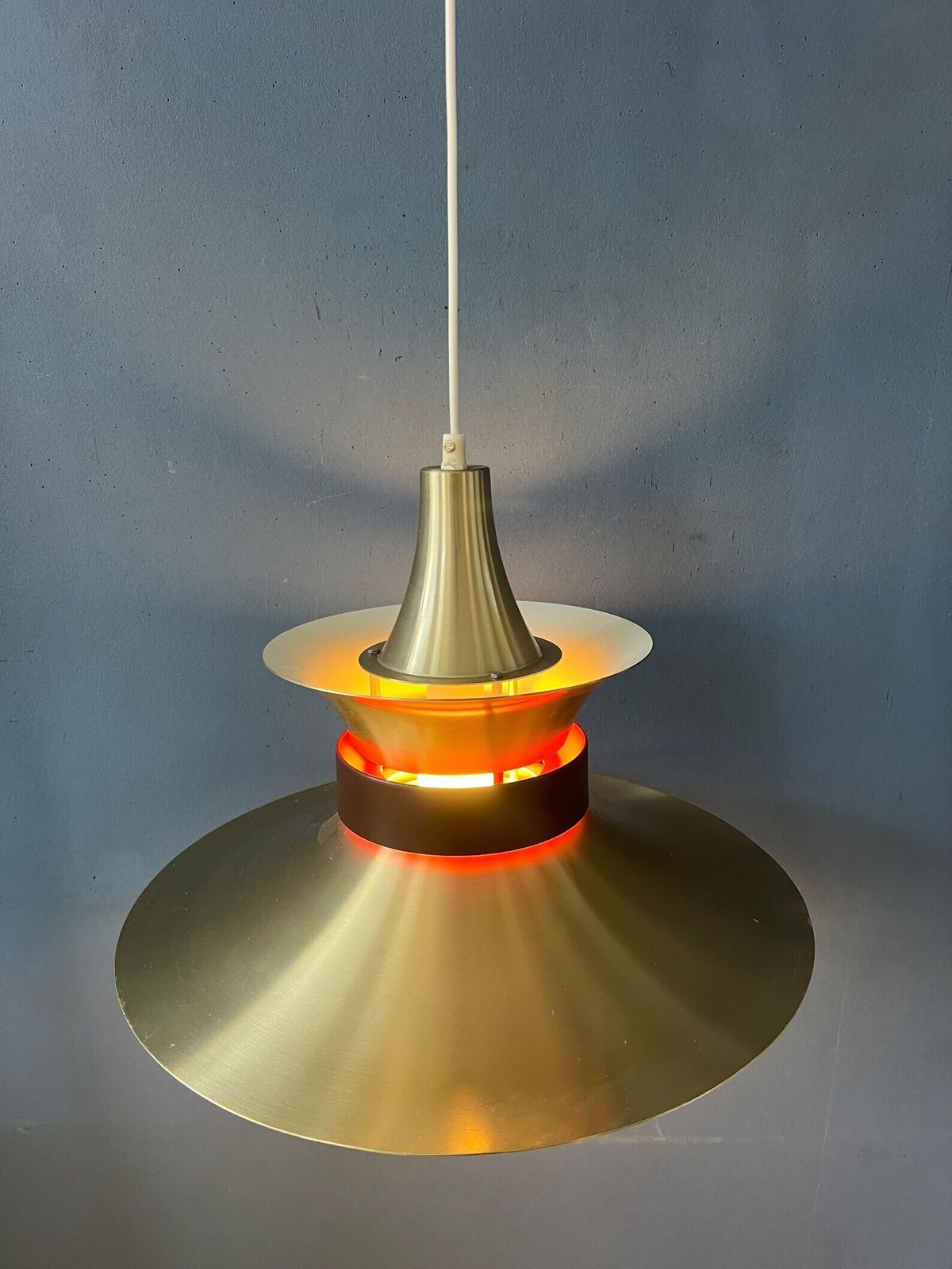 Grote Vliegende Schotel Ufo Hanglamp Met Oranje Licht photo Verlichting