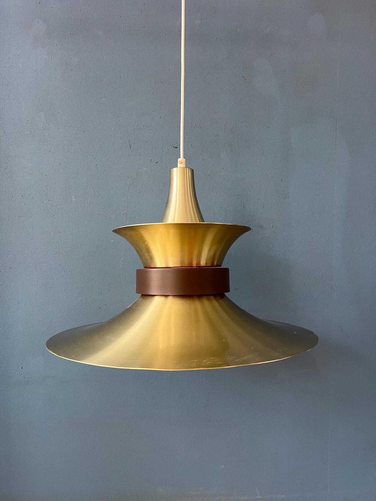 Grote Vliegende Schotel Ufo Hanglamp Met Oranje Licht photo vintage