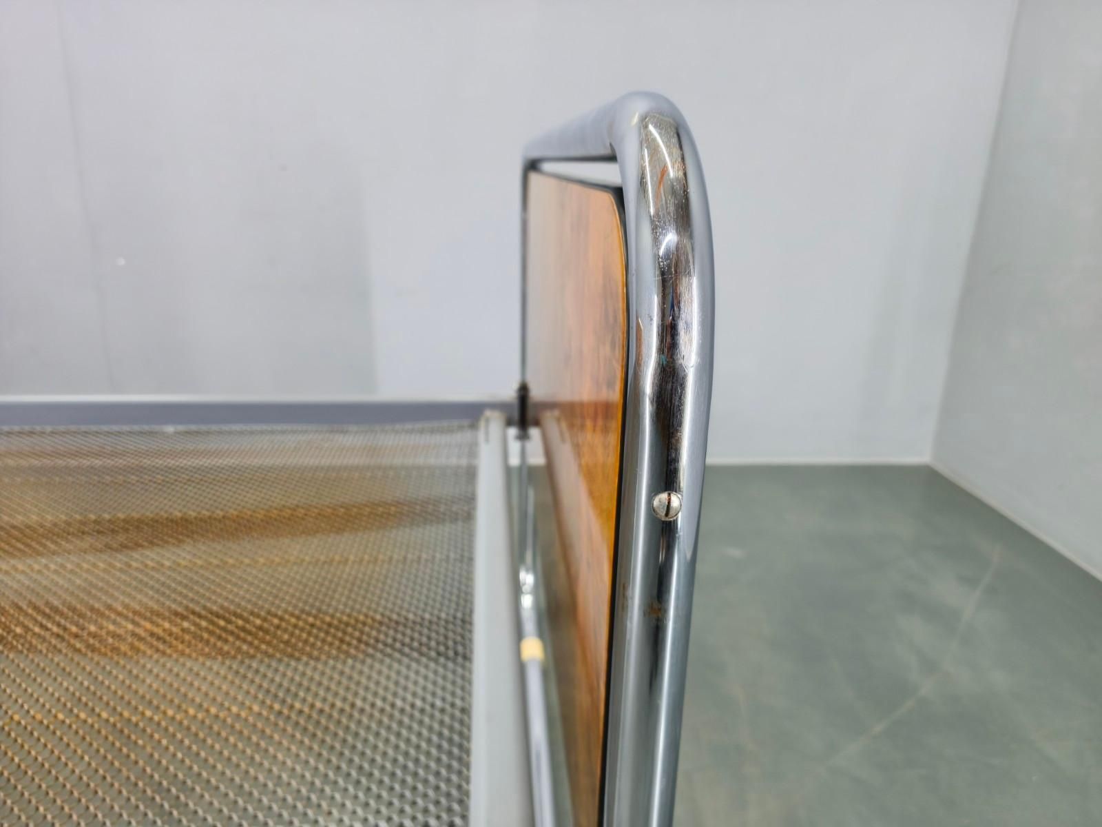 photo vinterior Bauhaus Tubular Steel Bed With Walnut Veneer Panels, 1930s